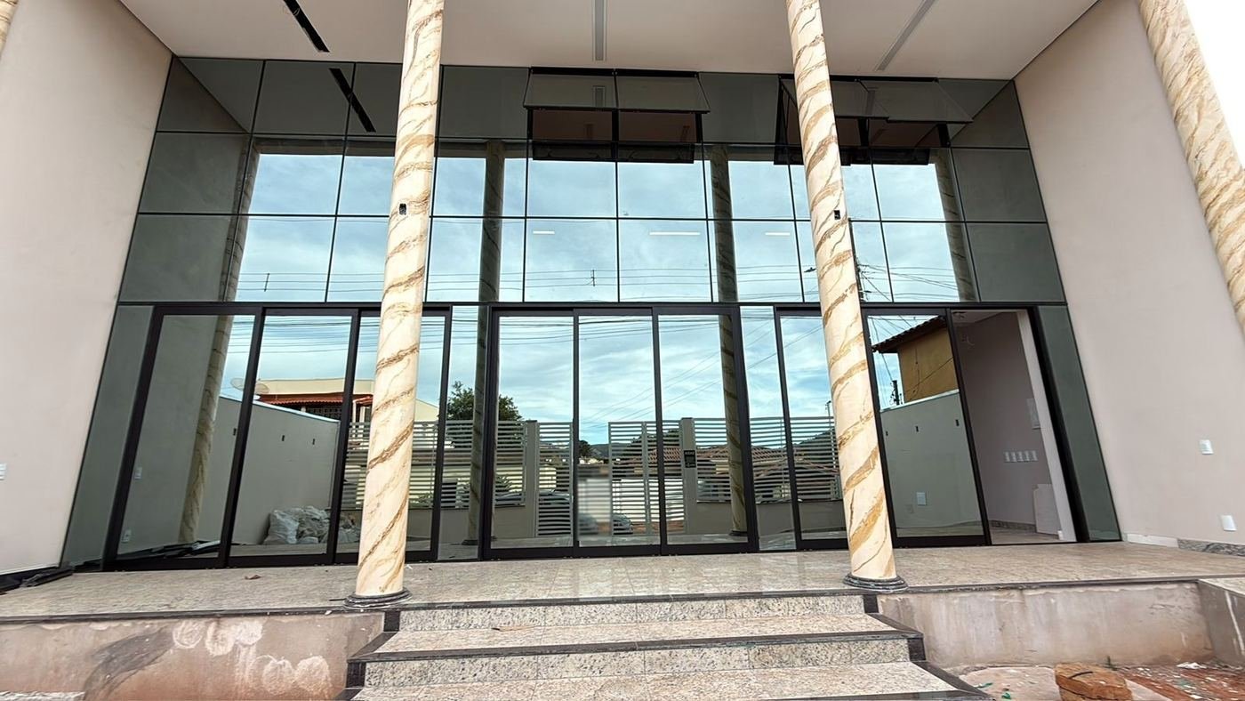 Fachada com portas de correr em esquadria de alumínio