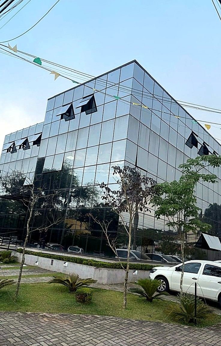 Fachada em pele de vidro concluída